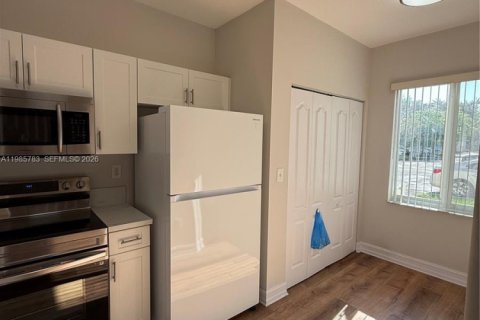 Снять в аренду таунхаус в Пальметто-Бей, Флорида 2 спальни, 104.05м2, № 2047411 - фото 4