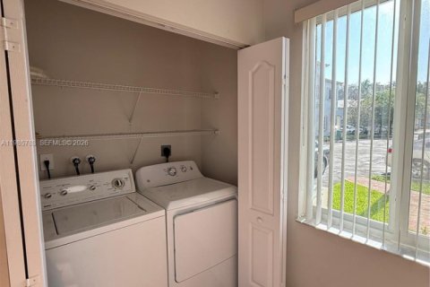 Снять в аренду таунхаус в Пальметто-Бей, Флорида 2 спальни, 104.05м2, № 2047411 - фото 5