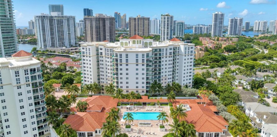 Кондоминиум с 2 спальнями в Авентура, Флорида № 1978769