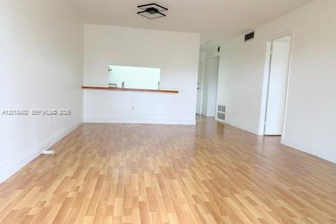 Condo in Miami, Florida, 1 bedroom № 2253983 - photo 4