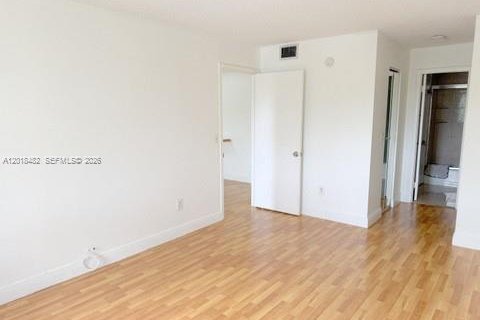 Condo in Miami, Florida, 1 bedroom № 2253983 - photo 7