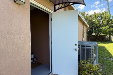 House in Pompano Beach, Florida 3 bedrooms, 119.19 sq.m. № 2075317 - photo 10