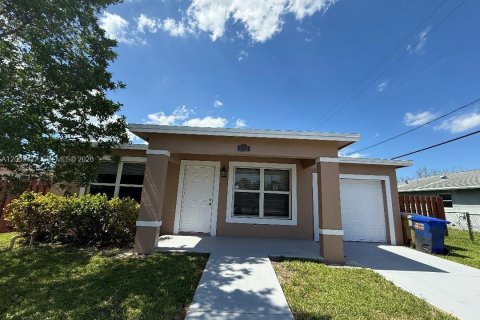 House in Pompano Beach, Florida 3 bedrooms, 119.19 sq.m. № 2075317 - photo 18