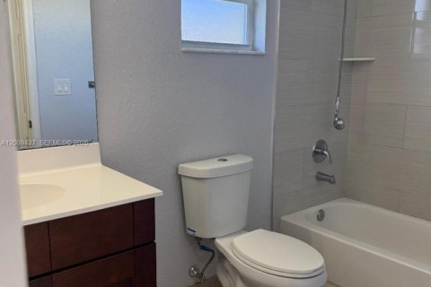 House in Pompano Beach, Florida 3 bedrooms, 119.19 sq.m. № 2075317 - photo 5