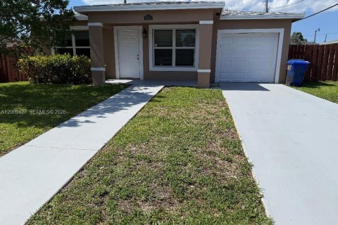 House in Pompano Beach, Florida 3 bedrooms, 119.19 sq.m. № 2075317