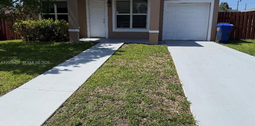 House in Pompano Beach, Florida 3 bedrooms, 119.19 sq.m. № 2075317