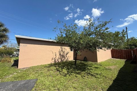 House in Pompano Beach, Florida 3 bedrooms, 119.19 sq.m. № 2075317 - photo 11