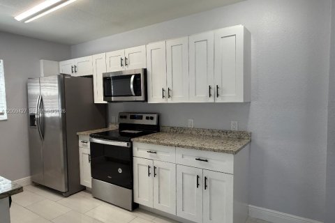 House in Pompano Beach, Florida 3 bedrooms, 119.19 sq.m. № 2075317 - photo 2