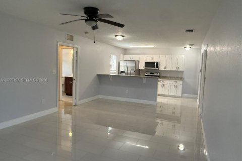 House in Pompano Beach, Florida 3 bedrooms, 119.19 sq.m. № 2075317 - photo 6