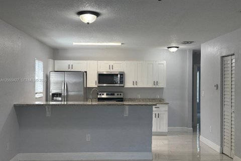 House in Pompano Beach, Florida 3 bedrooms, 119.19 sq.m. № 2075317 - photo 8
