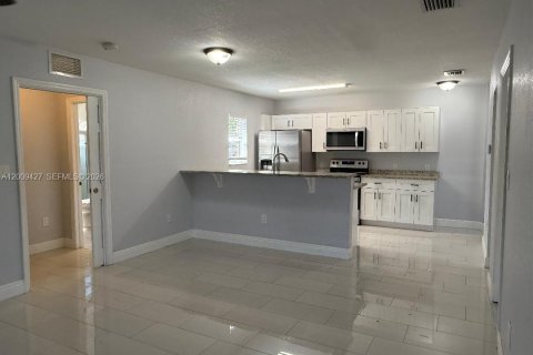 House in Pompano Beach, Florida 3 bedrooms, 119.19 sq.m. № 2075317 - photo 7