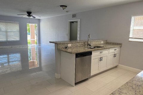 House in Pompano Beach, Florida 3 bedrooms, 119.19 sq.m. № 2075317 - photo 3