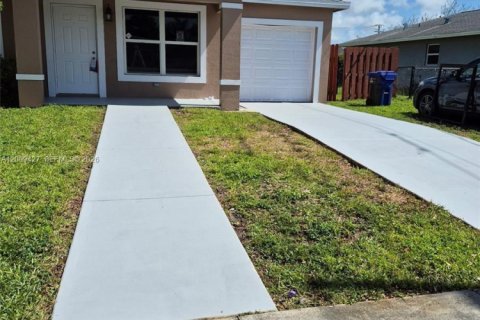 House in Pompano Beach, Florida 3 bedrooms, 119.19 sq.m. № 2075317 - photo 20