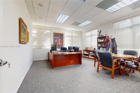 Immobilier commercial à vendre à Miami, Floride № 1949739 - photo 3