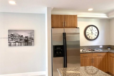 Снять в аренду таунхаус в Форт-Лодердейл, Флорида 3 спальни, 220.74м2, № 2031431 - фото 20