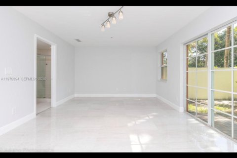 Снять в аренду таунхаус в Форт-Лодердейл, Флорида 3 спальни, 220.74м2, № 2031431 - фото 19