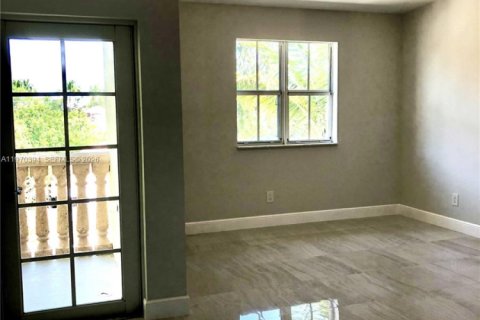 Снять в аренду таунхаус в Форт-Лодердейл, Флорида 3 спальни, 220.74м2, № 2031431 - фото 28