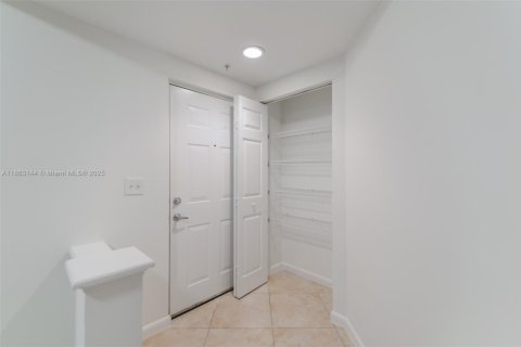 Condo in Sunny Isles Beach, Florida, 2 bedrooms  № 1890341 - photo 9