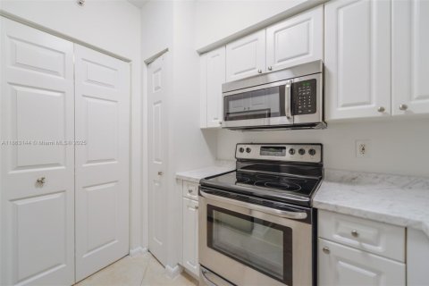Condo in Sunny Isles Beach, Florida, 2 bedrooms  № 1890341 - photo 5