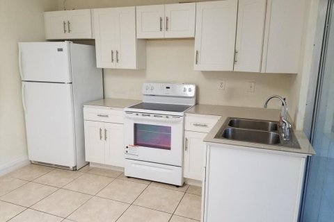 Villa ou maison à louer à Tamarac, Floride: 2 chambres, 93.55 m2 № 2249322 - photo 2
