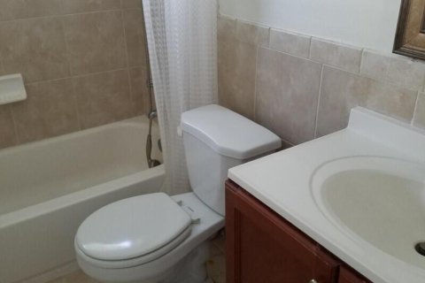 Villa ou maison à louer à Tamarac, Floride: 2 chambres, 93.55 m2 № 2249322 - photo 4