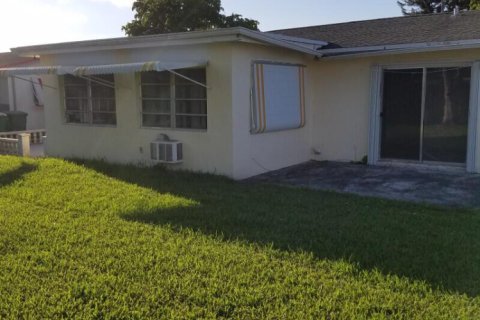 Villa ou maison à louer à Tamarac, Floride: 2 chambres, 93.55 m2 № 2249322 - photo 9