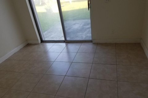 Villa ou maison à louer à Tamarac, Floride: 2 chambres, 93.55 m2 № 2249322 - photo 5