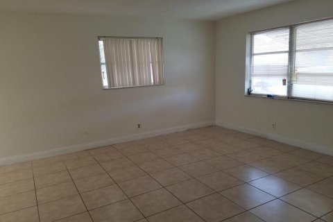 Villa ou maison à louer à Tamarac, Floride: 2 chambres, 93.55 m2 № 2249322 - photo 6