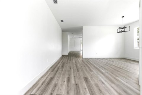 House in Tampa, Florida 4 bedrooms, 190.54 sq.m. № 2110792 - photo 13