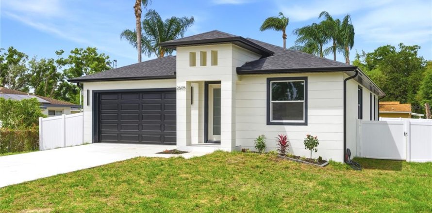 House in Tampa, Florida 4 bedrooms, 190.54 sq.m. № 2110792