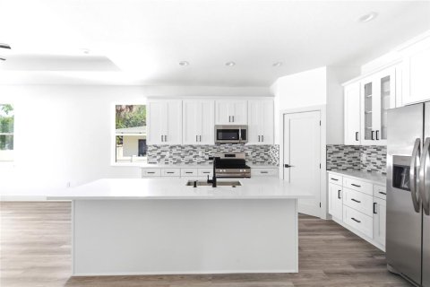 House in Tampa, Florida 4 bedrooms, 190.54 sq.m. № 2110792 - photo 15