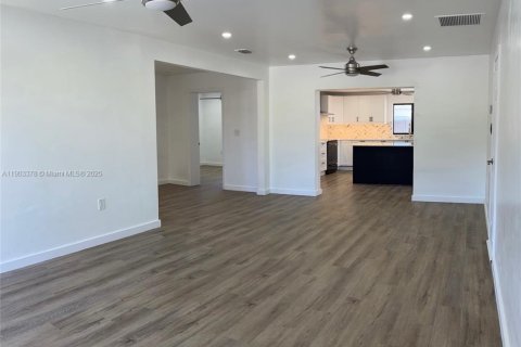 Casa en alquiler en Miami, Florida, 4 dormitorios, 147.71 m2 № 1954389 - foto 4