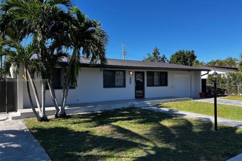Casa en alquiler en Miami, Florida, 4 dormitorios, 147.71 m2 № 1954389 - foto 1