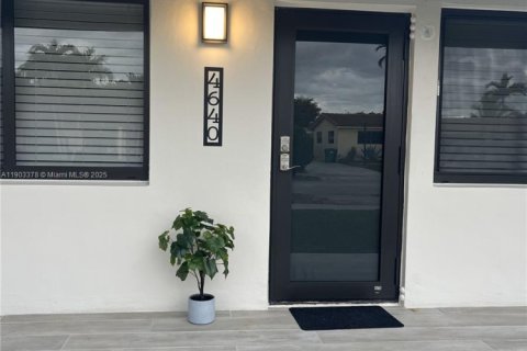 Casa en alquiler en Miami, Florida, 4 dormitorios, 147.71 m2 № 1954389 - foto 3