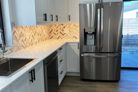 Casa en alquiler en Miami, Florida, 4 dormitorios, 147.71 m2 № 1954389 - foto 15