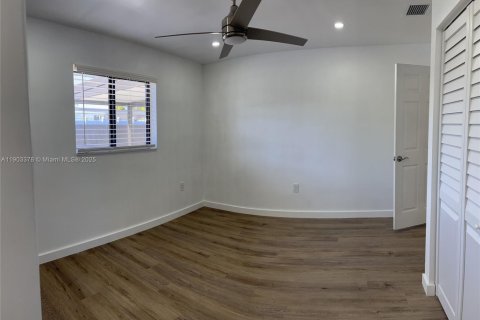 Casa en alquiler en Miami, Florida, 4 dormitorios, 147.71 m2 № 1954389 - foto 23