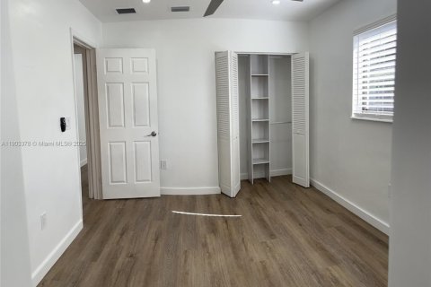 Casa en alquiler en Miami, Florida, 4 dormitorios, 147.71 m2 № 1954389 - foto 21