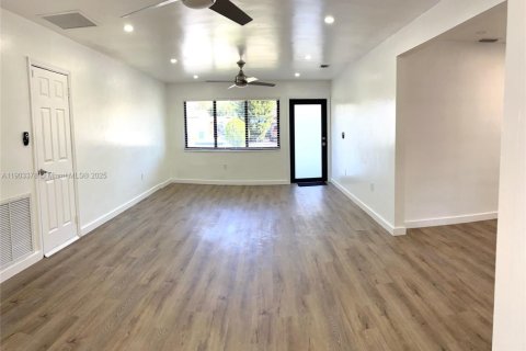 Casa en alquiler en Miami, Florida, 4 dormitorios, 147.71 m2 № 1954389 - foto 6