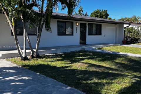 Casa en alquiler en Miami, Florida, 4 dormitorios, 147.71 m2 № 1954389 - foto 2