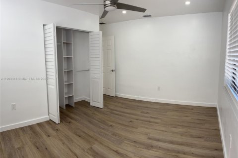 Casa en alquiler en Miami, Florida, 4 dormitorios, 147.71 m2 № 1954389 - foto 19