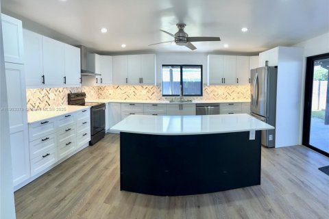 Casa en alquiler en Miami, Florida, 4 dormitorios, 147.71 m2 № 1954389 - foto 8