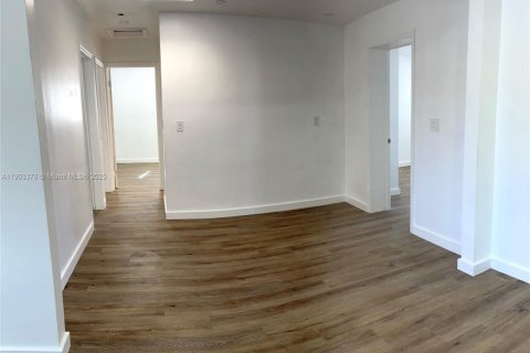 Casa en alquiler en Miami, Florida, 4 dormitorios, 147.71 m2 № 1954389 - foto 7