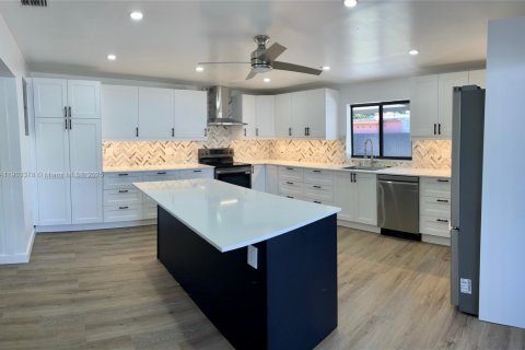 Casa en alquiler en Miami, Florida, 4 dormitorios, 147.71 m2 № 1954389 - foto 13