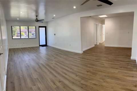 Casa en alquiler en Miami, Florida, 4 dormitorios, 147.71 m2 № 1954389 - foto 5