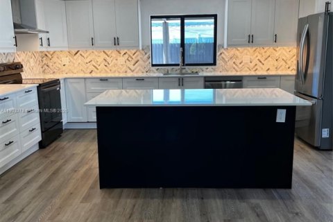 Casa en alquiler en Miami, Florida, 4 dormitorios, 147.71 m2 № 1954389 - foto 12