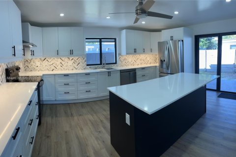 Casa en alquiler en Miami, Florida, 4 dormitorios, 147.71 m2 № 1954389 - foto 18