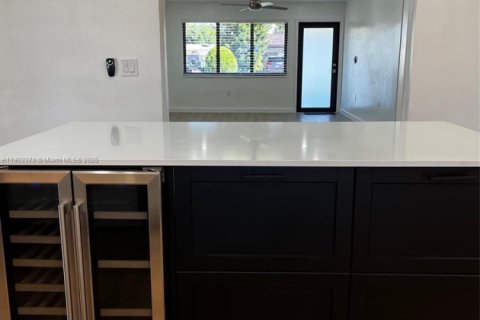 Casa en alquiler en Miami, Florida, 4 dormitorios, 147.71 m2 № 1954389 - foto 11