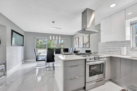 House in Hollywood, Florida 6 bedrooms, 271.46 sq.m. № 2016311 - photo 22