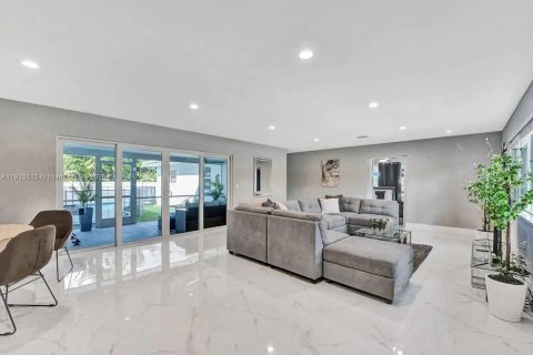 House in Hollywood, Florida 6 bedrooms, 271.46 sq.m. № 2016311 - photo 16