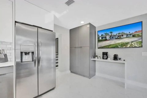 House in Hollywood, Florida 6 bedrooms, 271.46 sq.m. № 2016311 - photo 27